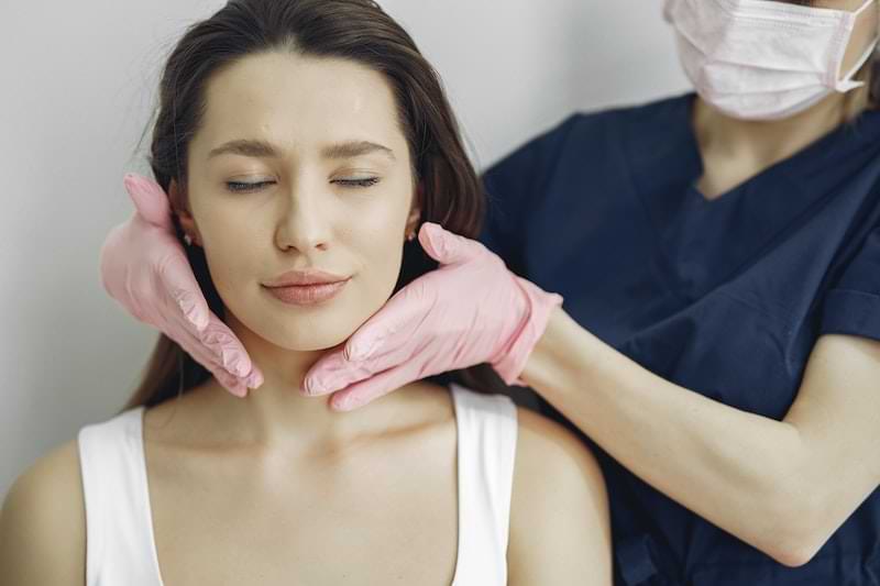 fili di sospensione gonfiore viso | Ialuronico Milano